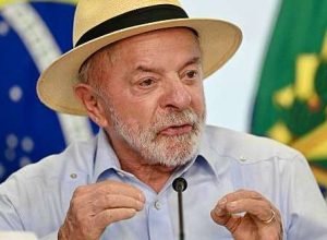 Presidente da República do Brasil durante evento oficial, representando o salário e os benefícios do cargo presidencial.