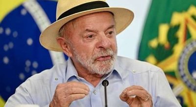 Presidente da República do Brasil durante evento oficial, representando o salário e os benefícios do cargo presidencial.