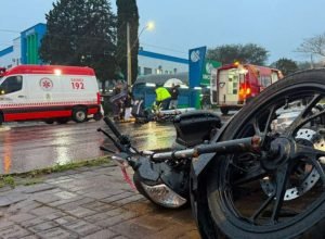 Motociclista ficou ferido após colisão com carro na Avenida Nereu Ramos, em Chapecó.