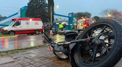 Motociclista ficou ferido após colisão com carro na Avenida Nereu Ramos, em Chapecó.