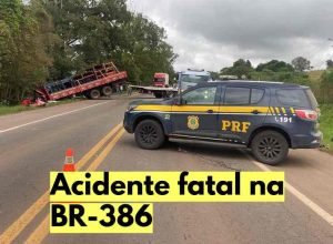 Colisão frontal entre um Gol e um caminhão deixou dois motoristas mortos na BR-386.