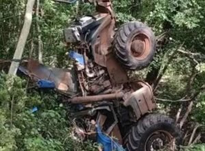 Trator cai em ribanceira na PR-090, em Ventania, no Paraná