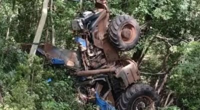 Trator cai em ribanceira na PR-090, em Ventania, no Paraná