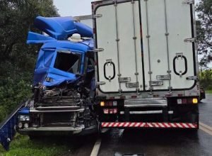 Acidente na RS-135 entre carreta e caminhão na Curva do S