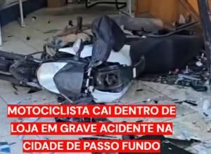 Acidente de trânsito no Centro de Passo Fundo envolvendo carro e motocicleta.