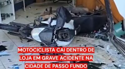 Acidente de trânsito no Centro de Passo Fundo envolvendo carro e motocicleta.