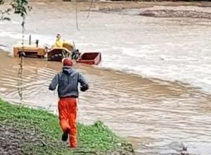 Agricultor fica preso com trator no Rio Cadeia, em Picada Café