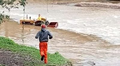 Agricultor fica preso com trator no Rio Cadeia, em Picada Café