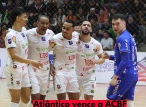 Jogadores do Atlântico durante partida pelas quartas de final da Liga Nacional de Futsal contra a ACBF.