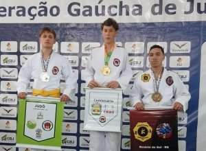 Atletas de Centenário no judô durante campeonato regional em Vera Cruz