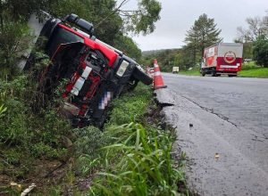 Caminhão tombado às margens da ERS-324 entre Passo Fundo e Marau