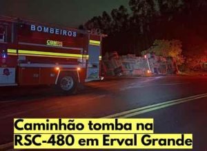 Caminhão de carga tombado em rodovia, em imagem ilustrativa de acidente de trânsito.