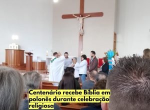 entrega de Bíblia em língua polonesa durante celebração religiosa em Centenário.