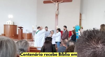 entrega de Bíblia em língua polonesa durante celebração religiosa em Centenário.