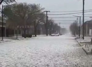 Grande quantidade de granizo cobriu ruas e áreas externas de General Ramírez.