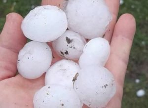 Granizo cobre ruas de Jaguarão durante forte temporal nesta quinta-feira
