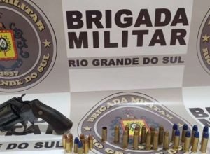 Homem preso por porte ilegal de arma de fogo em Aratiba após apreensão de revólver e munições.