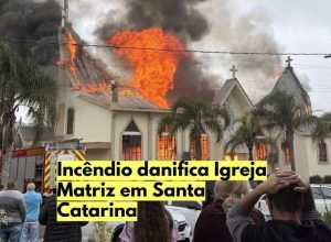 A Igreja Matriz de Treze de Maio foi atingida por um incêndio na manhã de domingo (11).