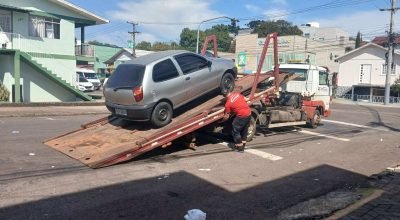motorista-foge-apos-acidente-semaforo.jpg (1)