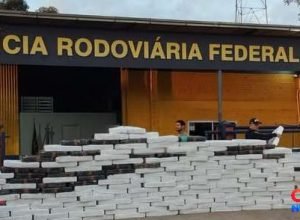 PRF apreende 2,57 toneladas de maconha escondidas em carga de melancias e feno em Lajeado