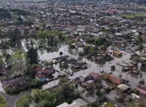 Elevação do Rio Iguaçu levou 274 famílias a deixarem áreas atingidas ou ameaçadas pela enchente.