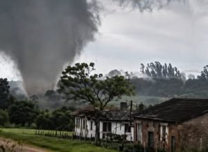 Tornado no Rio Grande do Sul confirmado pela Defesa Civil após temporal.