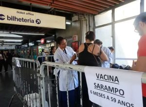 Vacinação contra o sarampo durante campanha de multivacinação