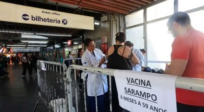 Vacinação contra o sarampo durante campanha de multivacinação